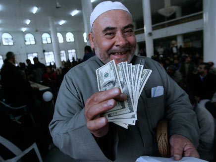פלסטיני שקיבל פיצוי כספי מהחמאס בדולרים (צילום: אימג'בנק - gettyimages)