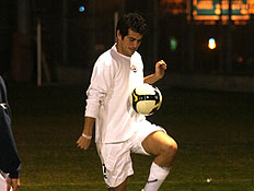 רודריגו גונזלס, משחק כדורגל (צילום: אלעד דיין)