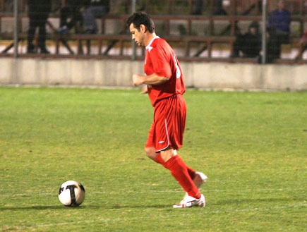 אקי אבני, משחק כדורגל (צילום: אלעד דיין)