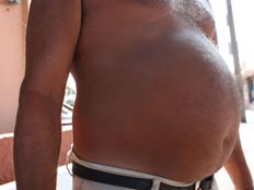 איש שמן ללא חולצה (צילום: חדשות 2)