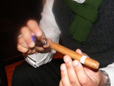 מדליק סיגר (צילום: ניר ליברך)