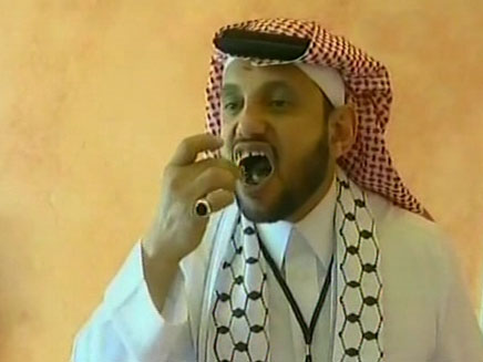סעודי ששבר את שיא גינס באכילת עקרבים (צילום: חדשות 2)