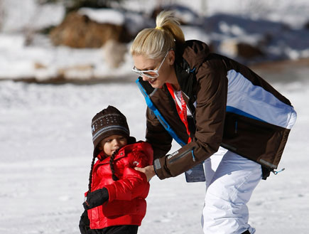 גוון סטפני ובנה בשלג (צילום: Michael Buckner, GettyImages IL)