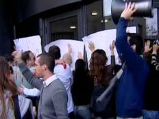 הפגנה בערוץ 10 (צילום: חדשות 2)