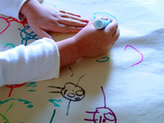 יד של ילד מציירת (צילום: istockphoto)