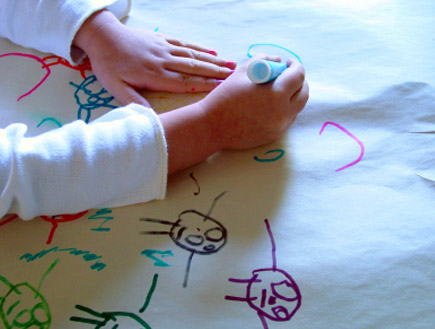 יד של ילד מציירת (צילום: istockphoto)