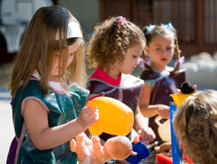 ילדות בגן משחקות בבובות (צילום: RichLegg, Istock)