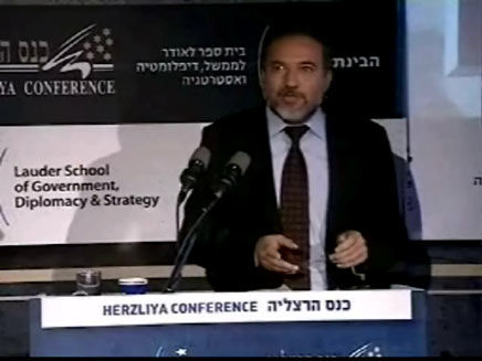 אביגדור ליברמן נואם בכנס הרצליה (צילום: חדשות 2)