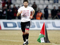 קשר סיבאספור, דרגשן, חוגג עם דגל פלסטין (צילום: רויטרס)