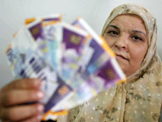 כסף ישראלי ברצועת עזה (צילום: רויטרס)