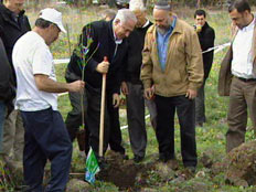 בנימין נתניהו בנטיעה לכבוד ט'ו בשבת (חדשות 2) (צילום: חדשות 2)