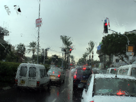 מכוניות בכביש ביום חורף, מכוניות,כביש,רטוב,יום (צילום: החדשות 2)