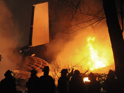 כבאים עוסקים בכיבוי השריפה במטוס "קונטיננטל" שהתרסק לפנות בוקר (צילום: רויטרס)