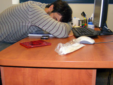ישן בעבודה (צילום: יהונתן זילבר)