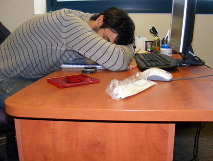 ישן בעבודה (צילום: יהונתן זילבר)
