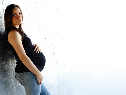 אמא צעירה בהריון (צילום: ideabug, Istock)