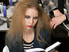 דוגמנית קוראת - מאחורי הקלעים של שבוע האופנה ניו י דוגמנית קוראת - מאחורי הקלעים של שבוע האופנה ניו י