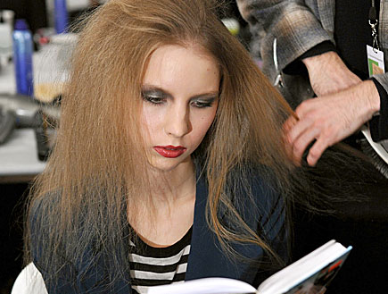 דוגמנית קוראת - מאחורי הקלעים של שבוע האופנה ניו י (צילום: Bryan Bedder, GettyImages IL)