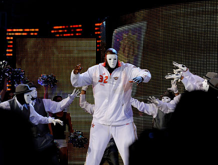 שאק רוקד עם מסכה באולסטאר (צילום: Kevork Djansezian, GettyImages IL)
