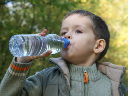 ילד שותה מים מינרליים מבקבוק (צילום: Monika Adamczyk, Istock)