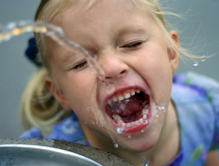 ילדה שותה מברזיה (צילום: luxcreative, Istock)