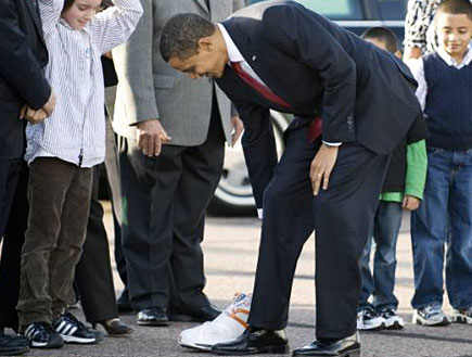 ברק אובמה מחזיק את הנעל של שאקיל אונ'יל (צילום: רויטרס)