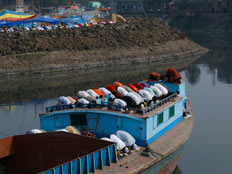 מאות הרוגים בשנה בתאונות מעבורת בבנגלדש. ארכיון (צילום: רויטרס)