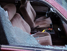 חלון מכונית מנופץ (צילום: RonBailey, GettyImages IL)