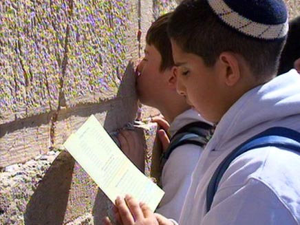 ילדים מתפללים בכותל המערבי (חדשות 2) (צילום: חדשות 2)