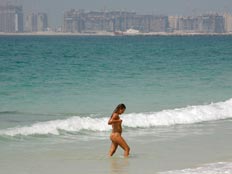 תיירת על חוף בדובאי (צילום: רויטרס)