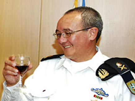 אלוף אלי מרום מפקד חיל הים נתפס במועדון חשפניות (צילום: חדשות 2)