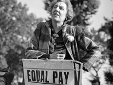 אישה מפגינה לשכר הוגן ב-1947 (צילום: George Stroud, GettyImages IL)