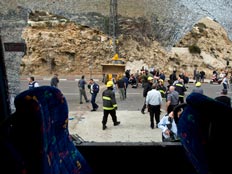 זירת הפיגוע דריסה בירושלים דרך חלון האוטובוס (צילום: רויטרס)