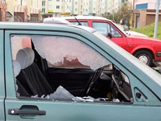 רכב עם חלון מנופץ - פריצה לרכב , אילוסטרציה (צילום: Marc Bruxelle, Shutterstock)