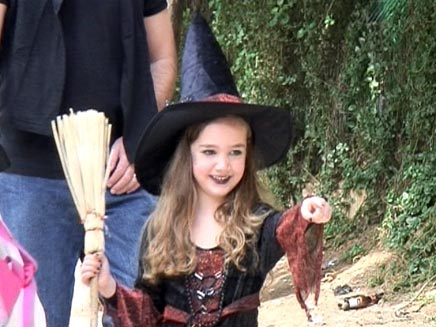 ילדה מחופשת למכשפה בפורים  - חדשות 2 (צילום: חדשות 2)