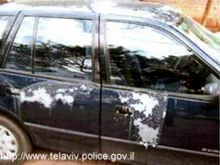 מכונית ששפכו עליה חומצה בתל אביב (משטרת תל אביב) (צילום: משטרת תל אביב)