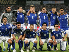 נבחרת ישראל בתמונה קבוצתית (צילום: תומר גבאי, מערכת ONE)