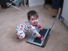תינוקת עם מחשב - ערוץ החופש בלבד!!! (צילום: לי רותם)