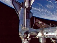עגינת מעבורת החלל דיסקברי לתחנת החלל הבין לאומית (צילום: רויטרס)