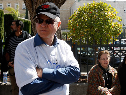 נועם שליט מול משרד ראש הממשלה (רויטרס) (צילום: רויטרס)