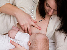 אם מניקה את תינוקה (צילום: cbarnesphotography, Istock)