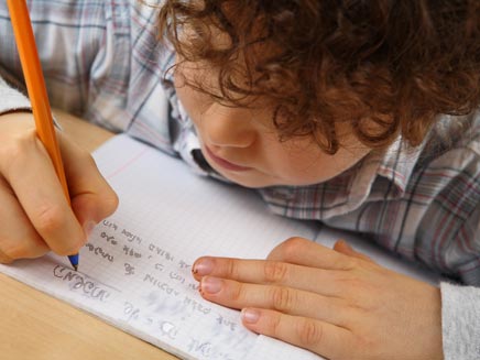 ילד כותב מכתב לאביו (אילוסטרציה) (צילום: Natalia Nieves Iszakovits, Shutterstock)