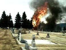 התרסקות מטוס בבית קברות בארצות הברית (חדשות 2) (צילום: חדשות 2)