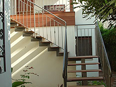 מדרגות הכניסה לבית (צילום: שרון אשל שבתאי)