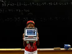 ילדה בכתה עם מחשב נייד ולוח (צילום: רויטרס)