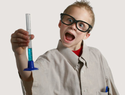 ילד מדען (צילום: istockphoto)