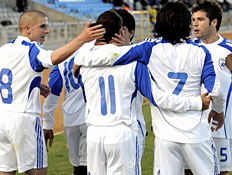 שחקני הנבחרת הצעירה מברכים את בוזגלו (צילום: אלעד ירקון, מערכת ONE)