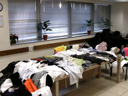 בגדים שנגנבו מחנות בתל אביב (גלעד שלמור) (צילום: חדשות 2)