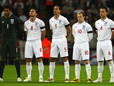 שחקני נבחרת אנגליה עומדים בהמנון (צילום: Clive Rose, GettyImages IL)