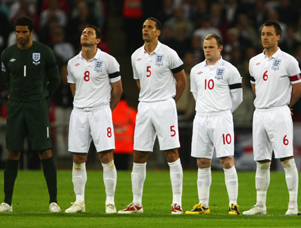 שחקני נבחרת אנגליה עומדים בהמנון (צילום: Clive Rose, GettyImages IL)